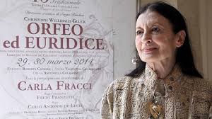 Il sindaco sala la omaggia con un tram tutto bianco ieri si è tenuto il saluto a carla fracci con la camera ardente allestita nel foyer del teatro alla scala. Carla Fracci A 77 Anni Resto In Scena La Mia Vita E Una Danza La Repubblica