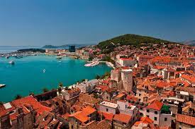 All about where to stay, what to see and do, transport, eating, drinking, day trips and tourist information. Tour Croacia Split Magari Blu Viagens