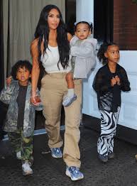 Kim kardashian west is a reality tv star, social media influencer and entrepreneur. Kim Kardashian Baut Mini Stadt Fur Ihre Kinder Im Garten Leute Bild De