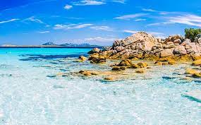 Caravan wordt omgedraaid en weer aangehaakt voor het verktrek van het schip. Stranden Sardinie 11 Plekken Die Je Absoluut Gezien Wil Hebben Reisdoc Nl