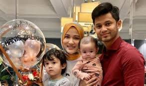 Krew melodi telah mendapatkan hairul azreen bagi menjelaskan gosip majlis perkahwinan yang grand dan hantaran tinggi. Sanggup Bangun Jam 4 Pagi Jaga Anak Hanis Zalikha Anggap Suami Wira
