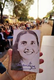 Nunca imaginé que sería tan feliz llevando consuelo a quienes con su dolor  hacen posible nuestra vida... Recorriendo hogares, prodigando aunque sea  tan solo una sonrisa como fruto espontáneo de la gracia