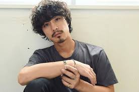 中山智史 さんはinstagramを利用しています メンズのパーマスタイルは女性にも好評 前髪おろし ヒゲ パーマ イケメン 毛先にハードムースかバームを揉み込んで仕上げる簡単なスタイリングです 秋冬にパーマいかがですか 0363031388 c メンズパーマ メンズ