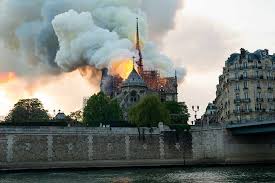 La charpente en bois serait entièrement touchée par un incendie. L Incendie De Notre Dame De Paris N A Pas Fini De Laisser Des Traces De Pollution Au Plomb Pere La Fouine