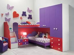Dal design più rigoroso all'interpretazione contemporanea delle forme passate, con una scelta di materiali che spaziano dai legni ai laccati, dai tessuti alle pelli: Camere Bambini Grancasa