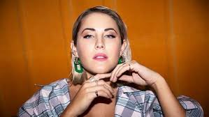 In the past decade molly has released 4 studio albums, gained +300 million streams on spotify, headlined multiple sold out shows. Molly Sanden Stark Svag Allting Daremellan 9 Apr 2020