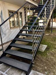 Scala In Ferro Da Esterno In Stile Moderno Con Parapetti In Acciaio Inox Scalini In Deck Pvc Legno Colore A Scale Esterne Scale Moderne Cortile Con Dislivello
