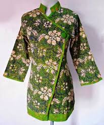 Dengan mengenakan model baju atasan terbaru untuk wanita ini memastikan kamu tampil makin percaya diri terlebih aura kecantikanmu terpancar tunggu apa lagi? 30 Model Baju Batik Atasan Wanita 2020
