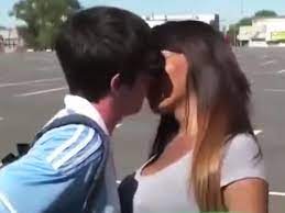 Argentinos fueron engañados y terminaron besando a travesti brasileño en TV  [VIDEO] | FUTBOL-PERUANO | EL BOCÓN