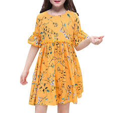 Belle fille aux cheveux longs en robe blanche marchant au bord de la mer et de l'eau. Robe De Plage Fille 10 Ans Off 69