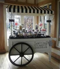 Zona de fotos de puesto de dulces con grandes macarrones, dulces y malvaviscos. Carritos Para Candy Bar Paperblog