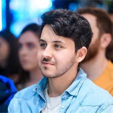 איך פוגשים את 30 האנשים הכי מצליחים בתחומם לקפה בחודש אחד. השעה אחת עשרה  בלילה איפשהו בסוף חודש אוקטובר. אני עדיין במשרד. בדיוק סיימתי לראיין 10  אנשים בוידאו באותו יום. יצאתי לגג