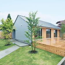 muji無印良品の家 無印良品の家 高崎店 陽の家 モデルハウス 7 3 金 オープン 外壁はグレーの塗り壁 オリジナルしっくい調仕上げ 南側の正面のみ杉板張りとなっており 植 ciaonihon japan letslivewithmuji li 無印良品の家 住宅 外観 住宅展示場