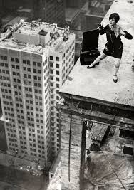 A Dancer Dances On Top Of A Skyscraper Charleston Usa 1926 Via Vintage Everyday Photographie Noir Et Blanc Noir Et Blanc Et Photographie
