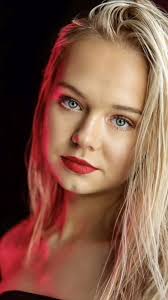 Here is @eleanor.ilg with a red glamorous look! Go show her some love!