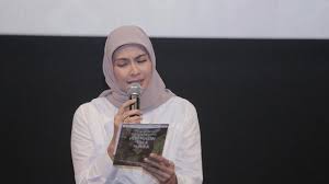 Warganet lantas menuliskan harapannya agar maudy terus mengenakan hijab. Kenakan Hijab Suami Pesan Begini Pada Maudy Koesnaedi Showbiz Liputan6 Com