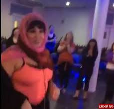 تداول رواد مواقع التواصل الاجتماعي أحدث صورة تجمع نجم طيور الجنة محمد بشار برفقة زوجته شهد عرار خلال إجازتهم الصيفية التي لم يكشف عن وجهتها في البداية. ÙÙŠÙÙ‰ Ø¹Ø¨Ø¯Ù‡ Ø¨Ø§Ù„Ø¨Ø±Ø§Ø²ÙŠÙ„ ØªØ±Ù‚Øµ Ø¨Ø§Ù„Ø­Ø¬Ø§Ø¨ ÙˆØªØ­ØªÙ‡ Ù…Ù„Ø§Ø¨Ø³ Ø¹Ø§Ø±ÙŠØ© Ø¯Ù†ÙŠØ§ Ø§Ù„ÙˆØ·Ù†