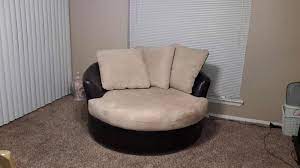 Lovely modern swivel chair with a soft cream colored, round upholstered seat and channel back. Oversized Round Swivel Chair Sillon Redondo Giratorio For Sale In Odessa Tx 5miles Buy And Sell