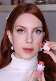 Truques de beleza das celebridades 💋 Qual você mais gostou? Produtos:  Primer @Laura Mercier Iluminador líquido @Bauny Hidratante @drunkeleplant  Base Easy Blur @Huda Beauty Corretivo @Nouf Cosméticos ...