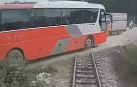 海外ニュース 動画 ベトナムでスクールバスと電車が踏切で衝突 6人が軽傷 スクールバス 衝突 ベトナム
