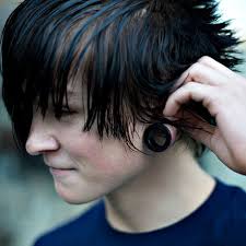Apa kamu memiliki standar kamu sendiri dan jika ya, gaya rambut emo yang hebat dengan poni seperti topi dan rambut yang dipotong dan warna. 42 Potong Rambut Pria Emo Trend Saat Ini