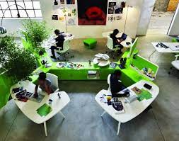 Didesain dengan sangat apik, tata ruang kantor terbuka milik google memiliki kelengkapan fasilitas mulai dari salon, tempat tidur siang, tempat fitnes, lapangan olahraga, sampai dengan cafe untuk menunjang seluruh karyawannya agar mampu bekerja dengan optimal untuk mengembangkan google. Tips Desain Ruang Kantor Sehat Untuk Cegah Penyebaran Covid 19