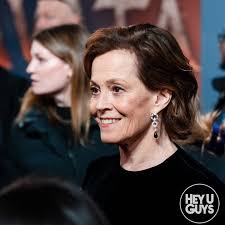 Tonight saw the cast from @avatar Fire and Ash hit the red carpet in London  with the undisputed Queen of Avatar (and Alien) Sigourney Weaver along with  @oonacc @jamieflatters @officialdavidthewlis and more!