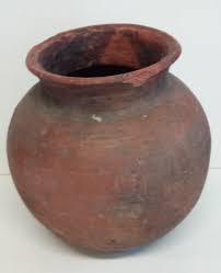 Une jarre (de l'arabe djara « vase d'argile à large bouche ») est un grand vase de terre cuite, de forme ovoïde et de différentes dimensions, où l'on conserve l'eau, l'huile, les olives. Vase Pot Africain Antique En Terre Cuite Djenne Mali Debut Xxeme