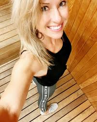 Absolutely gorgeous legs. Stunning Jeri Ryan.