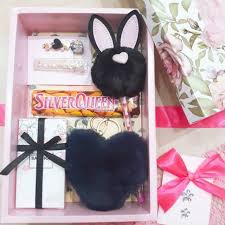 Jangan lupa untuk memberikannya kejutan, entah itu sebuah kado atau hanya sebuah ucapan dan doa saja. Black Giftbox Hadiah Ulang Tahun Pacar Cewek Hadiah Kado Unik Untuk Wanita Shopee Indonesia
