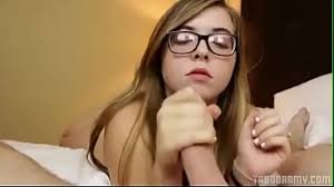 أخت ليلي ألصغيرة تسرق كل شيء, ملابسها, مفاتيح سيارتها, تعاطف أبويها لذا قررت ليلي ألأنتقام بسرقة حبيب أختها,تحاول في ألبداية ليلي أن تغوي زاندر بنهديها ألكبيرين ألجميلين و هو يتحدث مع حبيبته, عندما تذهب أختها للسباحة. Cute Girl Glasses Search Xnxx Com