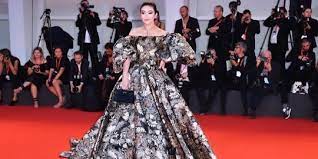 Ivan gunawan putra atau dipanggil akrab igun (lahir di jakarta, 31 desember 1981; Gara Gara Batik Gaun Rancangan Ivan Gunawan Melenggang Di Venice Film Festival Merdeka Com