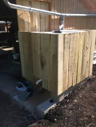 Proteger Une Cuve A Eau De La Lumiere Et La Cacher Cuve A Eau Amenagement Jardin Cuve 1000l