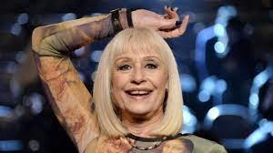La polifacética cantante italiana raffaella carrà, conocida por sus temas como 'fiesta', 'en el amor todo es empezar', 'hay que venir al sur' y 'caliente, caliente', ha fallecido a los 78 años. Nbyhwkkl7tx Rm