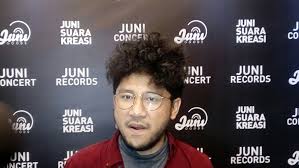 Ini menjadi karya terbaru tiara andini setelah sebelumnya di awal tahun 2021 jebolan indonesian idol musim kesepuluh 2019 ini mengeluarkan single bersama arsy widianto untuk sebuah project music series. Musik Pop Indonesia Makin Berwarna Makin Asyik Didengar Tirto Id