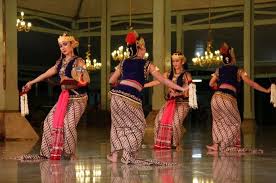 Pada awalnya tarian ini dipertunjukkan saat pergantian raja di beberapa istana jawa tengah. Yuk Ketahui 7 Tarian Tradisional Indonesia Yang Paling Populer Sahabat Lokal