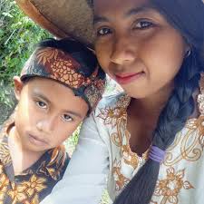 I include avocado in my diet. But why doesn't it last long in the fridge?  It keeps changing color. How do I store it properly?