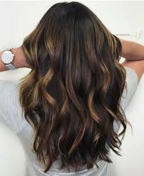 De temps en temps, l'utilisation d'un shampooing violet (lien shampooing elseve) sera opportune pour raviver la couleur de votre balayage californien et empêcher le jaunissement des mèches. Couleur Balayage Caramel