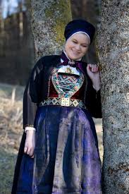 Bunader/bunadar) is a norwegian umbrella term encompassing, in its broadest sense, a range of both traditional rural clothes (mostly dating to the 18th and 19th. Et Besok Pa Tyssoy Og Sotra I Havstrilenes Rike