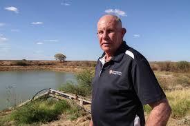 Wes Irwin Ilfracombe Branch Manager For Longreach Regional Council In Front Of Shannon Dam Abc News Australian Broadcasting Corporation