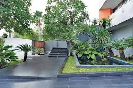 Berkonsultasi mengenai desain taman depan minimalis kepada eksterior desainer sebenarnya merupakan pilihan yang bijak, karena selain dapat memperoleh desain yang. Desain Taman Minimalis Yang Teduh Arsitag