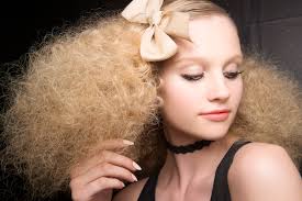 Chaque décennie a marqué un tournant dans la mode, la coiffure mais aussi la beauté. Coiffure Annees 60 Cheveux Frises Coiffure Annees 60 Et Si On Se Mettait A La Tendance Sixties Elle