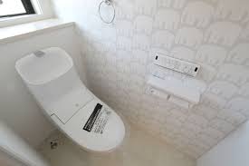 動物柄のクロスが優し気な印象のトイレ 使い勝手のいいコントローラーが配され 居心地の良い空間が広がります アニマル柄 ぞう アクセントクロス 子ども受け 自然 トイレ 自然光 幼稚園 新築 戸建て ラビングタウン 山口企画設計 トイレ おしゃれ トイレ