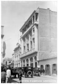 Aguja, corona, gárgolas y puertas de acceso. Edificio Corona Street View Scenes Views