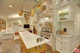 Selena Gomez Buys New La House For A Bargain 2 25m Home Celebrity Houses Earthy Home