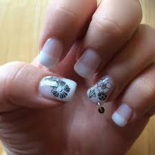 Nails Nageldesign Blumen Schwarz Weiss Mit Piercing Nails Beauty Painting