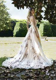Ci sono vari modelli realizzati sia per i a seconda dello stile del matrimonio, potrete scegliere il modello più adatto: Sogno E Realta Di Stefano Blandaleone Abiti Da Sposa Aderenti Abiti Da Sposa Abiti Da Sposa Semplici
