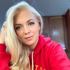 Amanda Adcock's Instagram, Twitter & Facebook