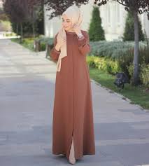 Image May Contain 1 Person Standing And Outdoor Islami Giyim Kadin Modasi Elbiseler Abaya Modasi