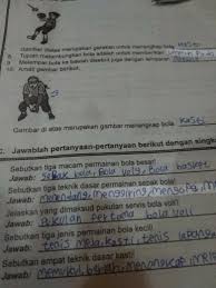 Pelanggaran dalam sepak bola menyebabkan pemain lawan mendapat tendangan bebas, pelanggaran juga dapat menyentuh bola dengan tangan yang diterima dari lemparan ke dalam oleh rekan satu tim. Melempar Bola Ke Bawah Disebut Juga Dengan Lemparan Brainly Co Id